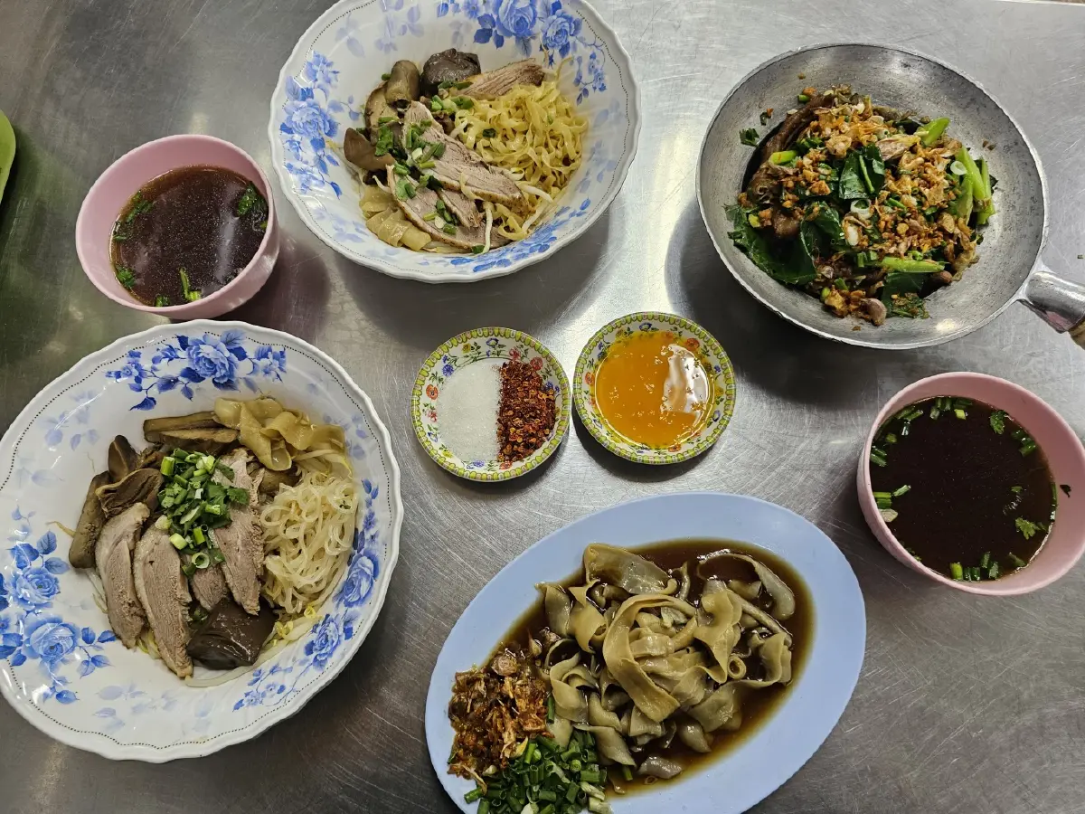 'ก๋วยเตี๋ยวเป็ดนายเล้า'  ไส้เป็ดนุ่มละมุน น้ำซุปหอมกรุ่น