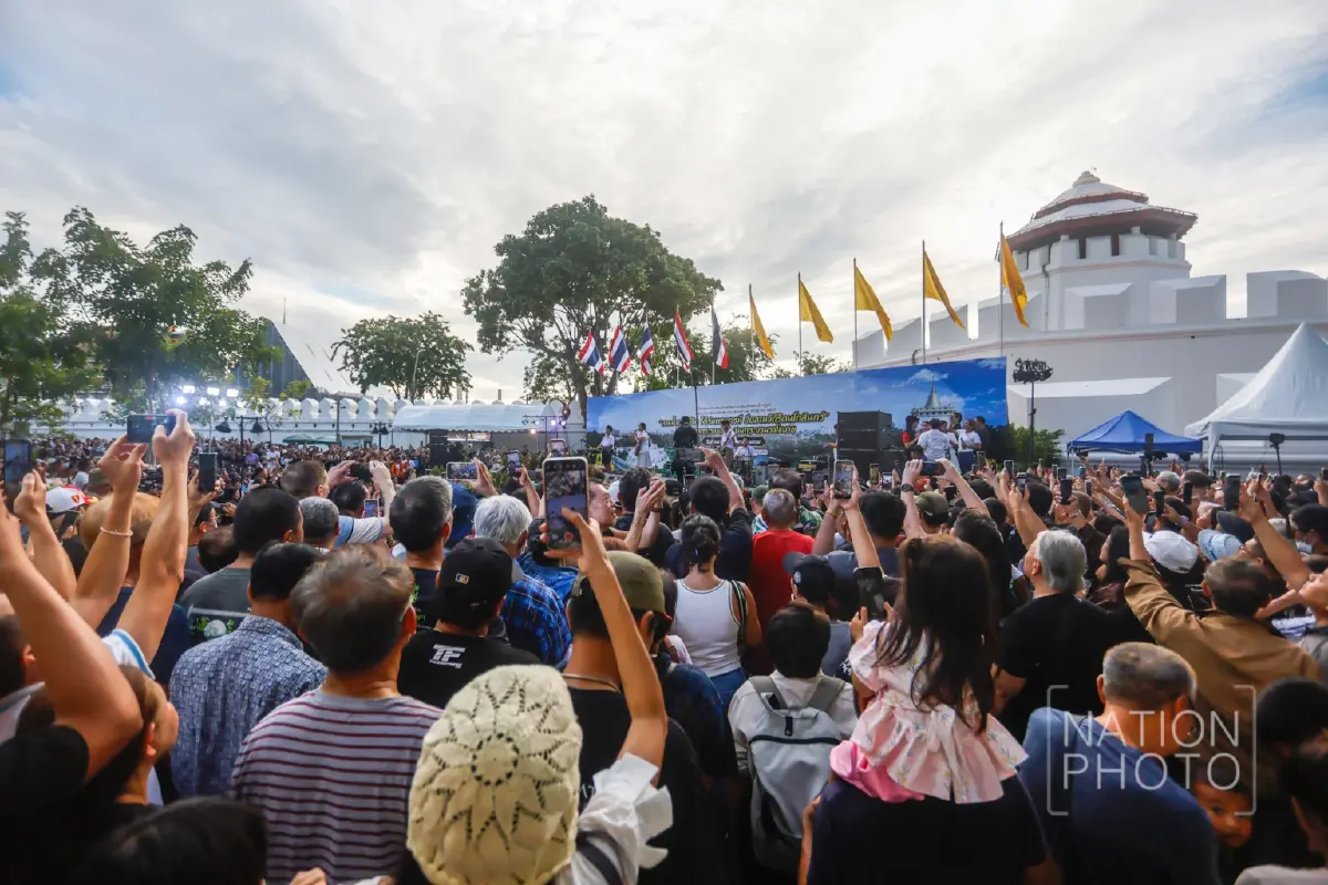 แฟนคลับทะลัก 'เนเน่ รอยัล' ระเบิดความสนุก งานสายน้ำแห่งชีวิต