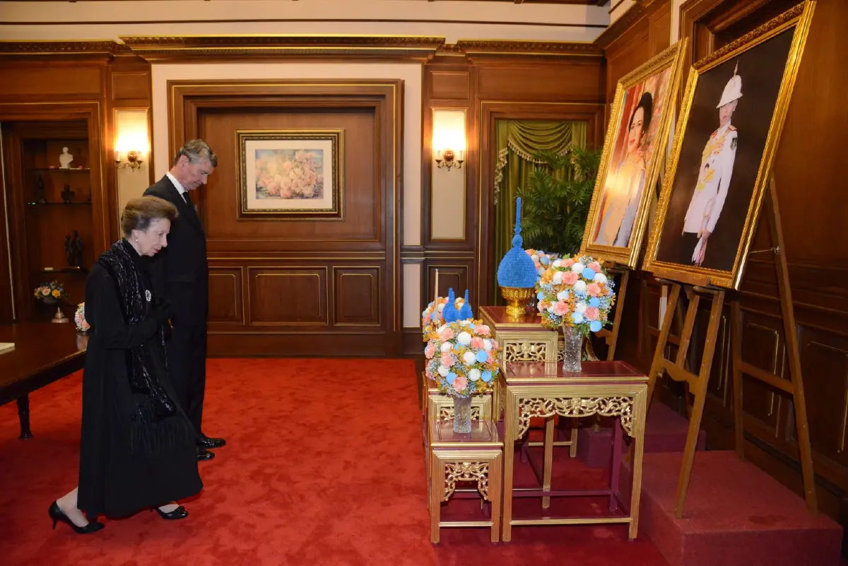 เจ้าหญิงแอนน์ ทรงวางพวงมาลาถวายสักการะพระโกศ พระพันปีหลวง-เจ้าฟ้าพัชรกิติยาภาฯ