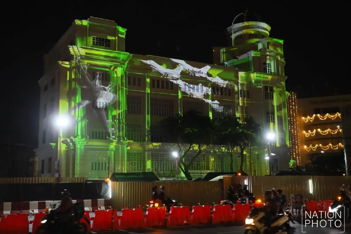 ประชาชนร่วมชม Immersive Art แสงแห่งอนาคต เฉลิมพระเกียรติ ร.10