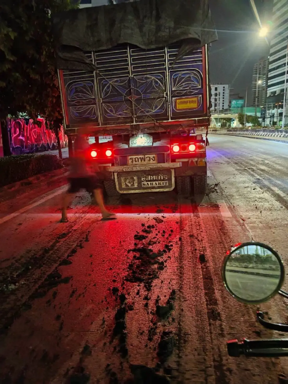 ฉีดน้ำ เคลียร์เส้นทางด่วน รถบรรทุกทำดินเลนตกหล่น ถนนพระรามที่ 3