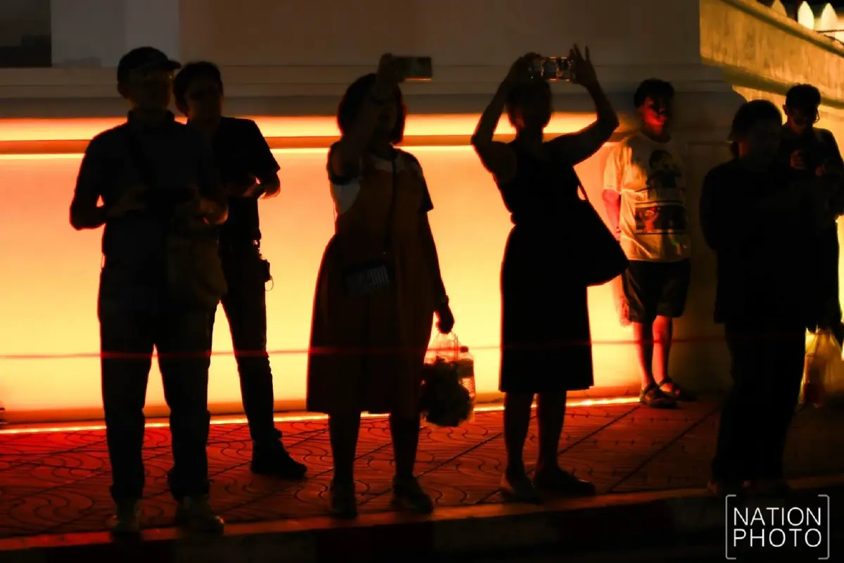 ประชาชนร่วมชม Immersive Art แสงแห่งอนาคต เฉลิมพระเกียรติ ร.10