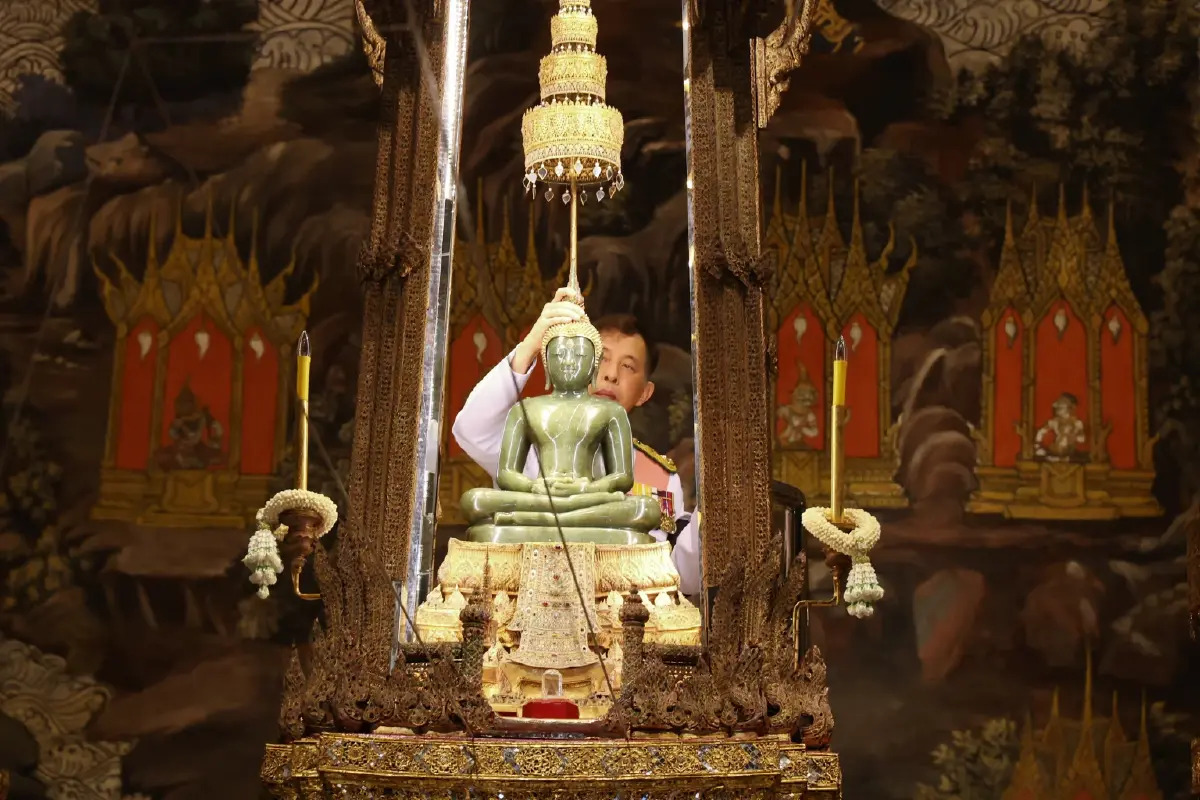 ในหลวง-พระราชินี เสด็จฯ ทรงเปลี่ยนเครื่องทรงฤดูฝน ถวายพระพุทธมหามณีรัตนปฏิมากร