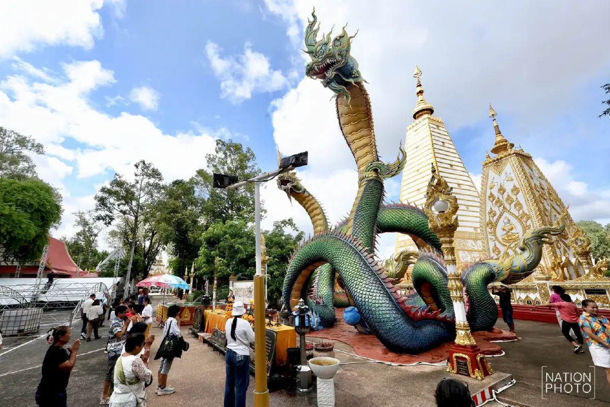 แน่นวัด! แห่ทำบุญเข้าพรรษา วัดพระธาตุหนองบัว จ.อุบลฯ ขอพรพญานาค เสริมมงคลชีวิต