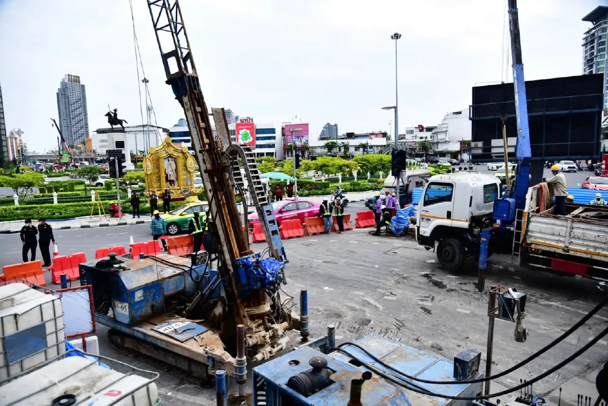 ปิดถนน ดินทรุดตัว แนะเส้นทางเลี่ยง ถนนประชาธิปก - ขสมก. ปรับเส้นทางเดินรถชั่วคราว