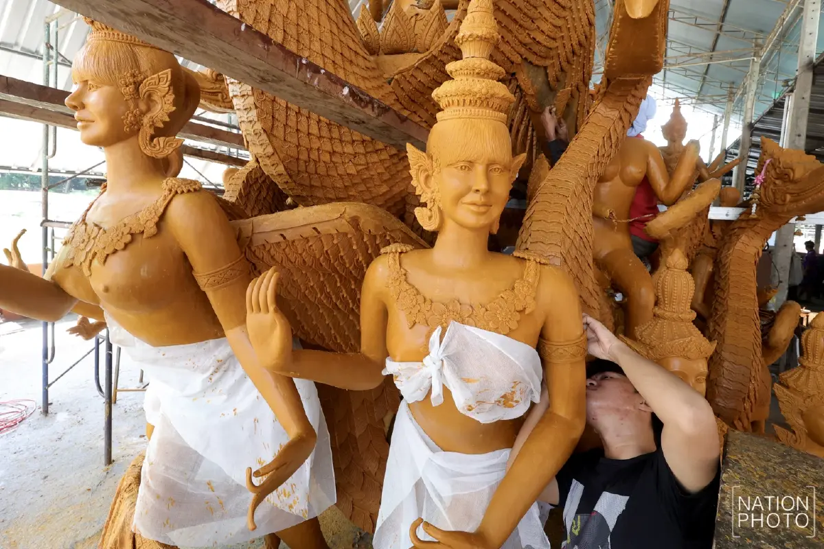 ฮือฮา! แห่เทียนโชคชัย แกะสลักรูป "ลิซ่า" เป็นนางฟ้าสุดวิจิตร