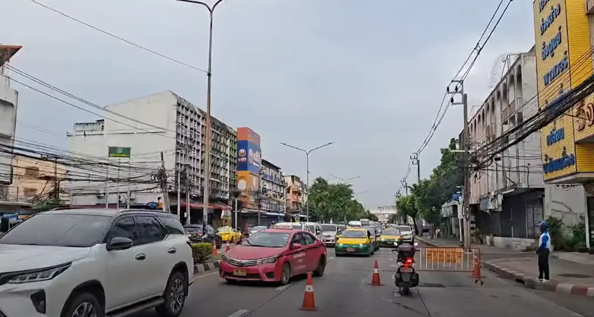 ปิดถนน 2 เลน รถติดมาก เสาไฟฟ้าเอียง ถนนนวมินทร์ ซอยนวมินทร์ 61 เร่งแก้ไข