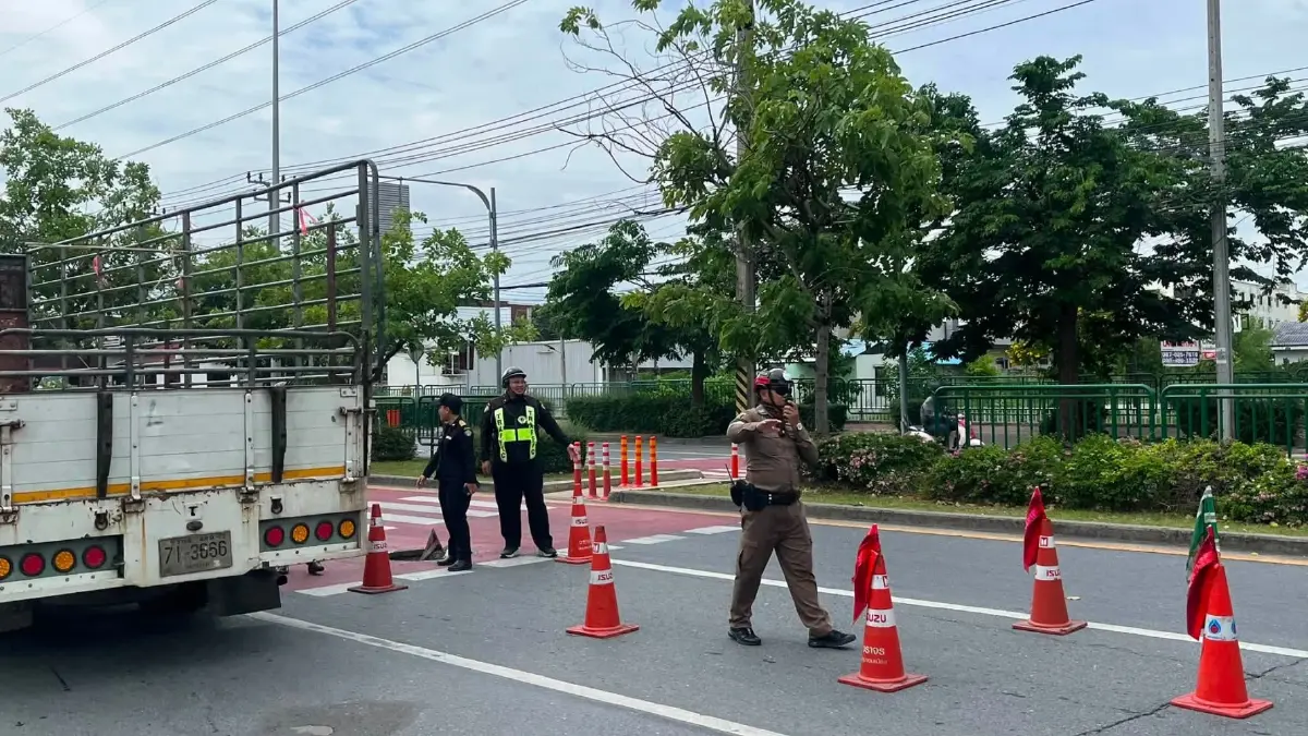 เลี่ยงเส้นทางด่วน ถนนสรงประภา พบเหตุ ฝาท่อยุบตัว เขตดอนเมือง