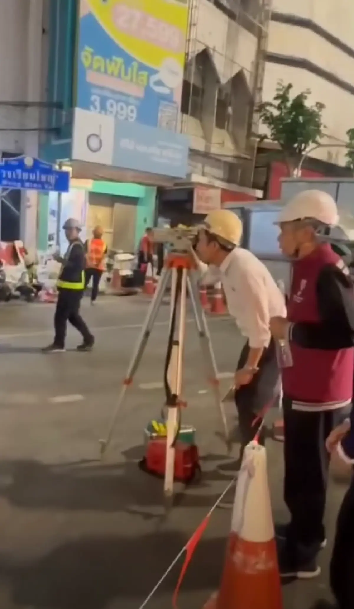 ห้ามใช้อาคาร ถนนประชาธิปก ดินทรุดตัว เหตุน้ำรั่ว อุโมงค์รถไฟฟ้าวงเวียนใหญ่