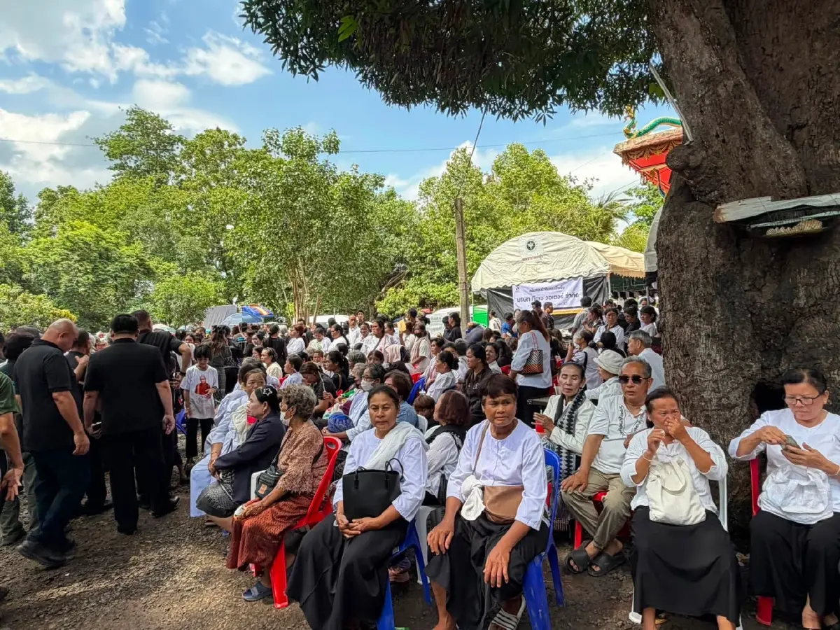 ทั่วสารทิศเกือบหมื่นคน ร่วมพิธีพระราชทานเพลิงศพพระ 7 รูป ถูกรถชนดับ