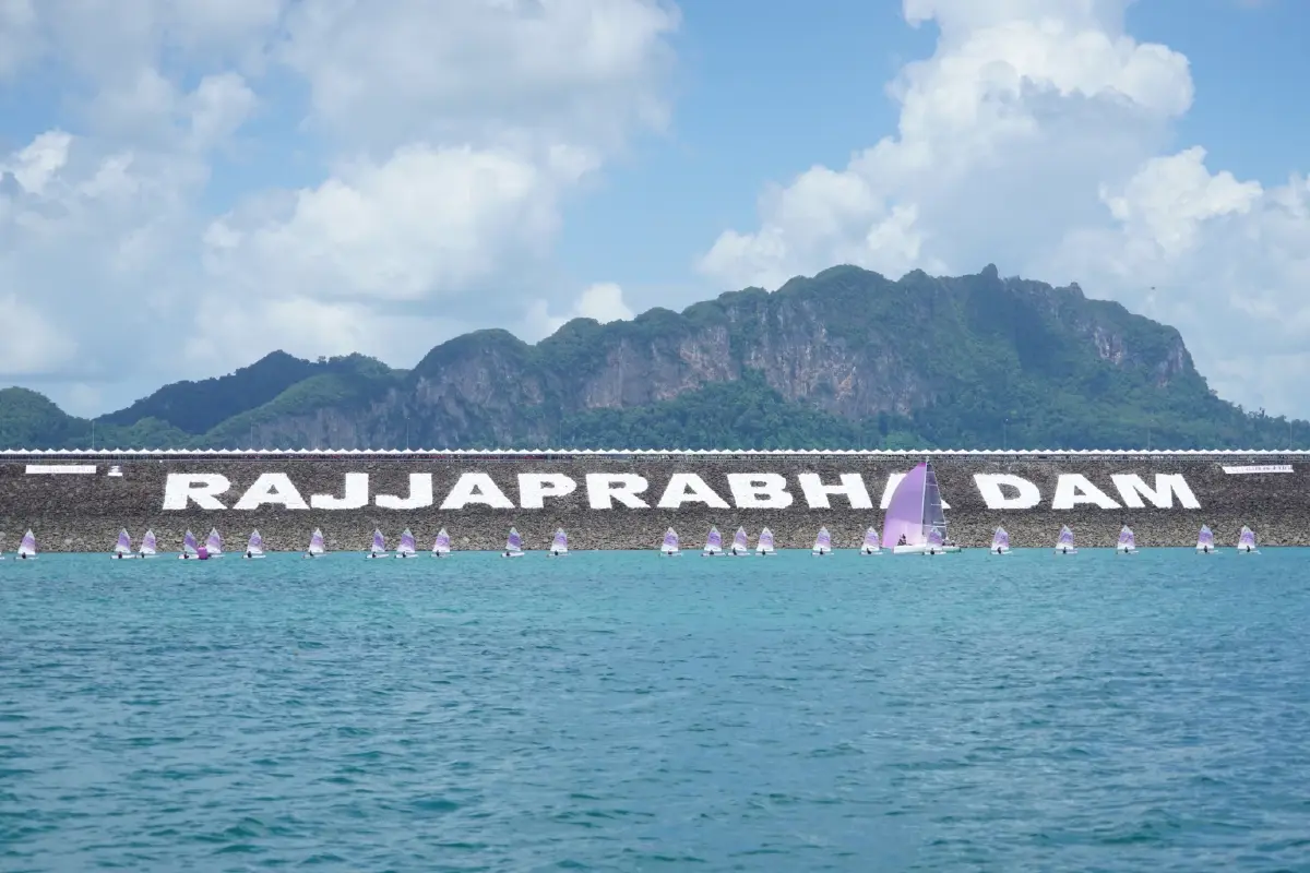 พระราชินี ทรงเรือใบ THA48 ในกิจกรรมเฉลิมพระเกียรติฯ ณ เขื่อนรัชชประภา