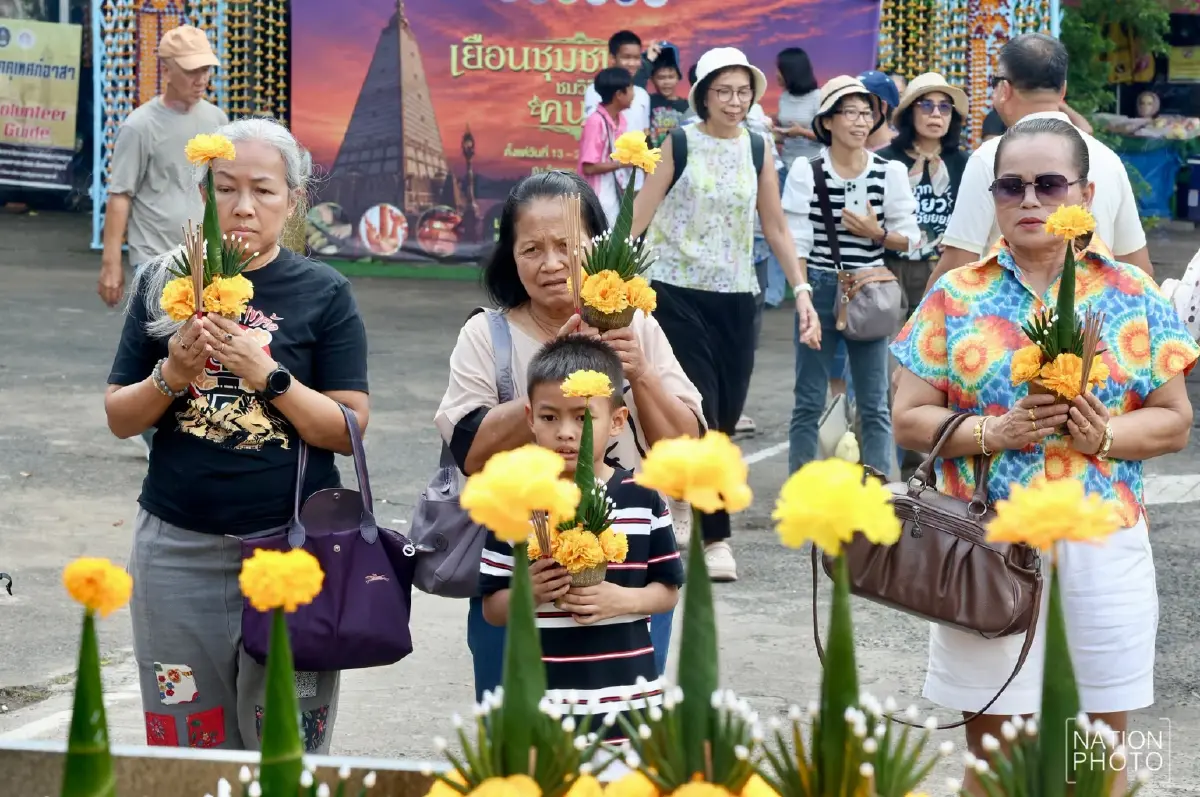 แน่นวัด! แห่ทำบุญเข้าพรรษา วัดพระธาตุหนองบัว จ.อุบลฯ ขอพรพญานาค เสริมมงคลชีวิต