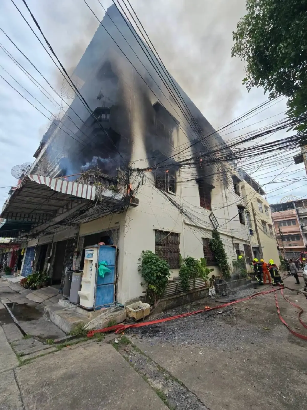 ด่วน! ไฟไหม้อาคารพาณิชย์ ย่านวงศ์สว่าง ซอยกรุงเทพ-นนทบุรี 33