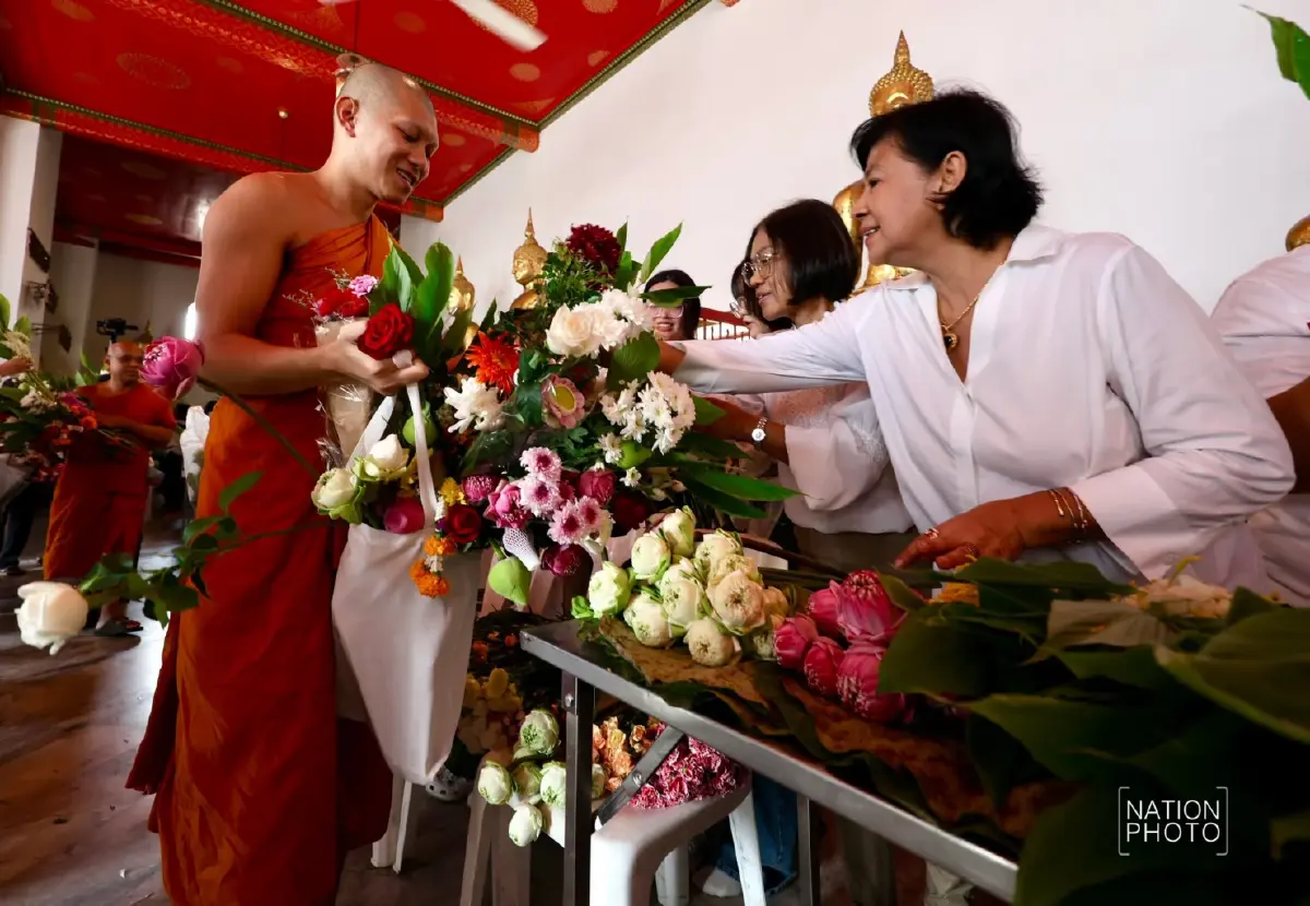 หนึ่งปีมีครั้ง “ตักบาตรดอกไม้” วัดโพธิ์ วันเข้าพรรษา 69 พุทธศาสนิกชนร่วมทำบุญแน่น