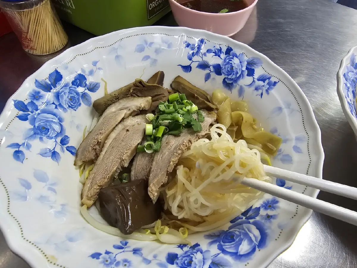 'ก๋วยเตี๋ยวเป็ดนายเล้า'  ไส้เป็ดนุ่มละมุน น้ำซุปหอมกรุ่น