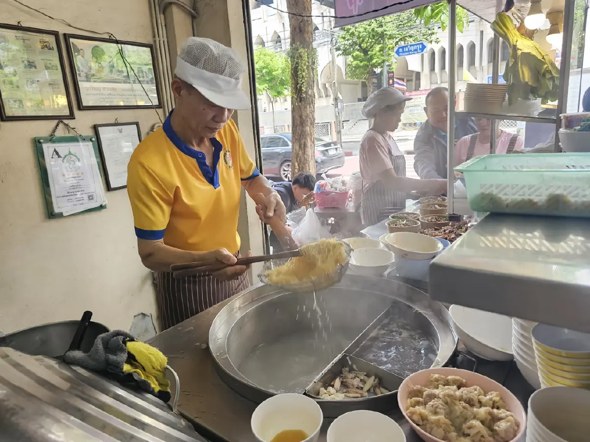 ‘บะหมี่เกี๊ยว กวางตุ้ง 2451’ บะหมี่ทำเอง เกี๊ยวกุ้ง อร่อยเต็มคำ
