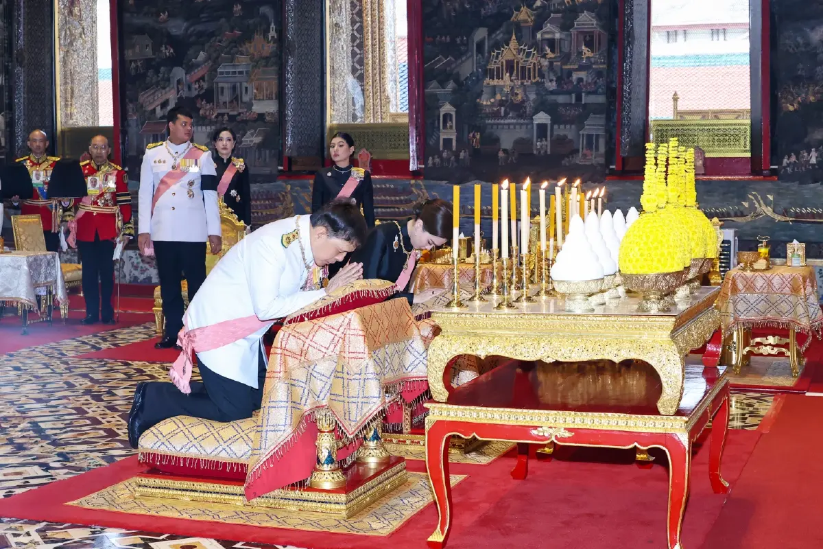 ในหลวง-พระราชินี เสด็จฯ ทรงเปลี่ยนเครื่องทรงฤดูฝน ถวายพระพุทธมหามณีรัตนปฏิมากร