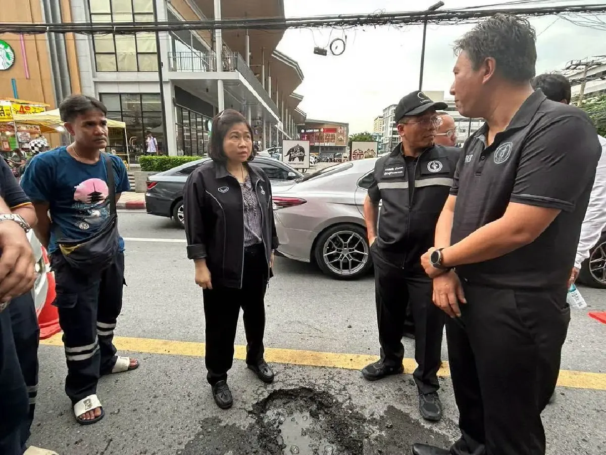 ระทึก "น้ำผุดกลางถนน" แยกเดอะพร้อม ถ.ประชาสงเคราะห์ แจ้งเลี่ยงเส้นทาง