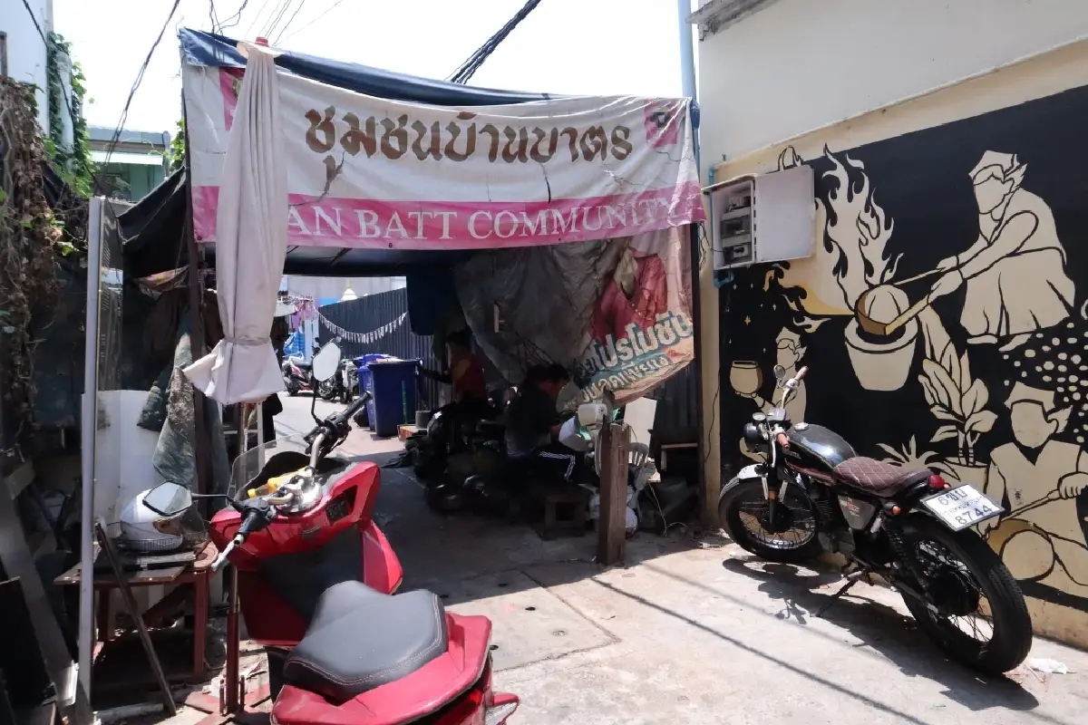 เยี่ยมย่าน ‘บ้านบาตร’ ฟังเสียงค้อนเล่าประวัติศาสตร์กลางกรุง