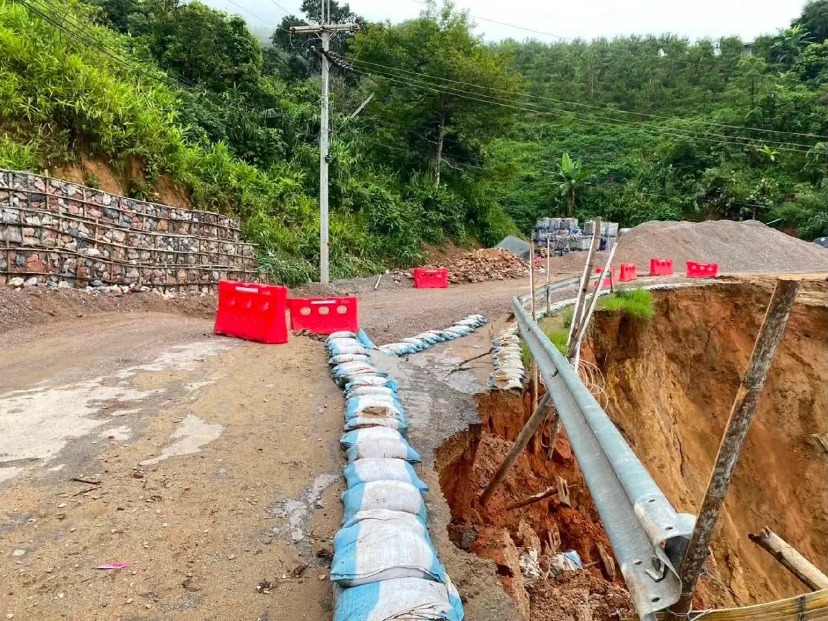 ปิดถนน ทางหลวง 1314 ดอยลาง อ.แม่อาย ดินทรุดตัว เสี่ยงถนนถล่มลงเหว