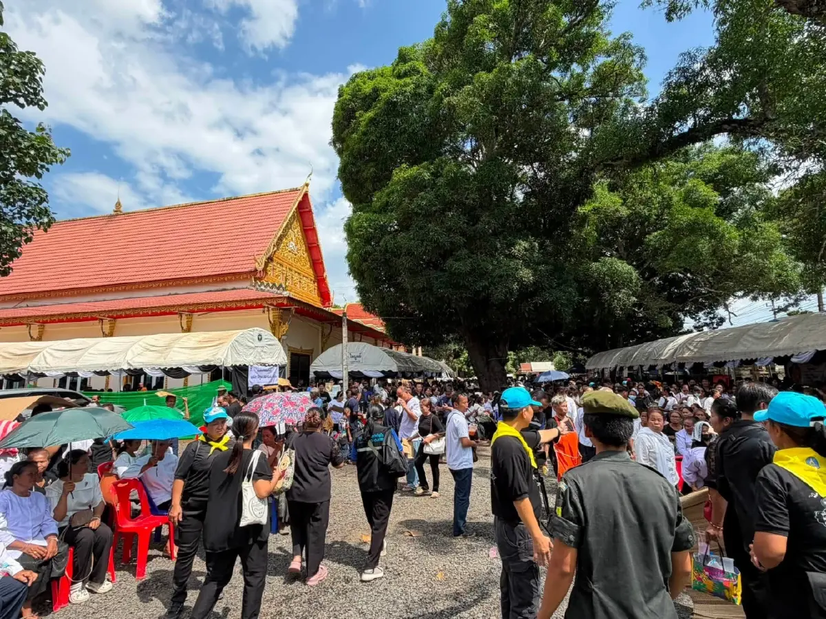 ทั่วสารทิศเกือบหมื่นคน ร่วมพิธีพระราชทานเพลิงศพพระ 7 รูป ถูกรถชนดับ