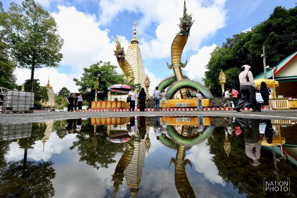 แน่นวัด! แห่ทำบุญเข้าพรรษา วัดพระธาตุหนองบัว จ.อุบลฯ ขอพรพญานาค เสริมมงคลชีวิต