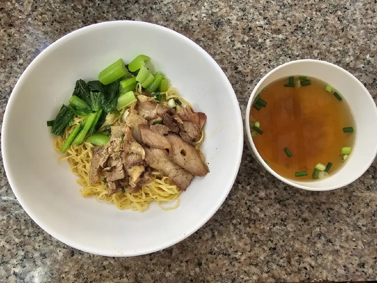‘บะหมี่เกี๊ยว กวางตุ้ง 2451’ บะหมี่ทำเอง เกี๊ยวกุ้ง อร่อยเต็มคำ