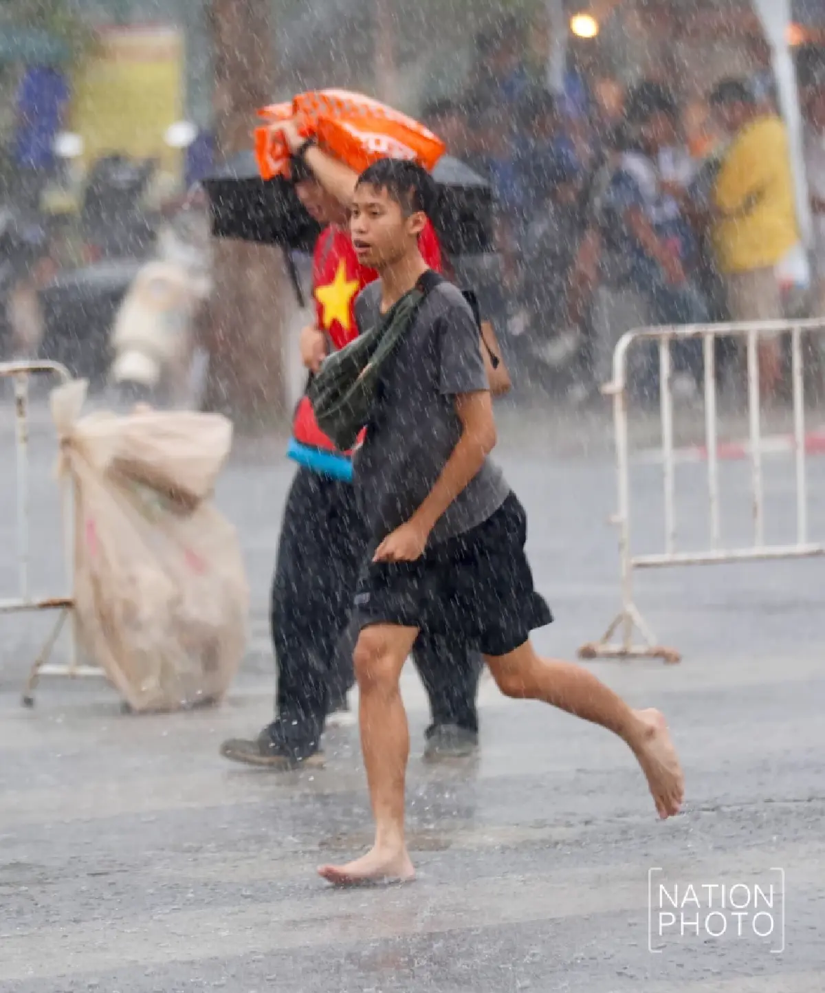 คึกคัก! แฟนบอลไทย-เวียดนามฝ่าฝนแน่นราชมังฯ ลุ้นชิง ASEAN Cup 2026 นัดแรก