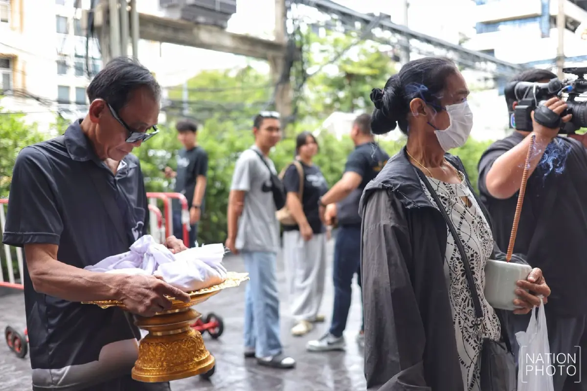 สุดเศร้า! ญาติรับศพเหยื่อเด็ก 14 กราดยิง รร.เทพศิรินทร์ ที่นิติเวชฯ รพ.ตำรวจ