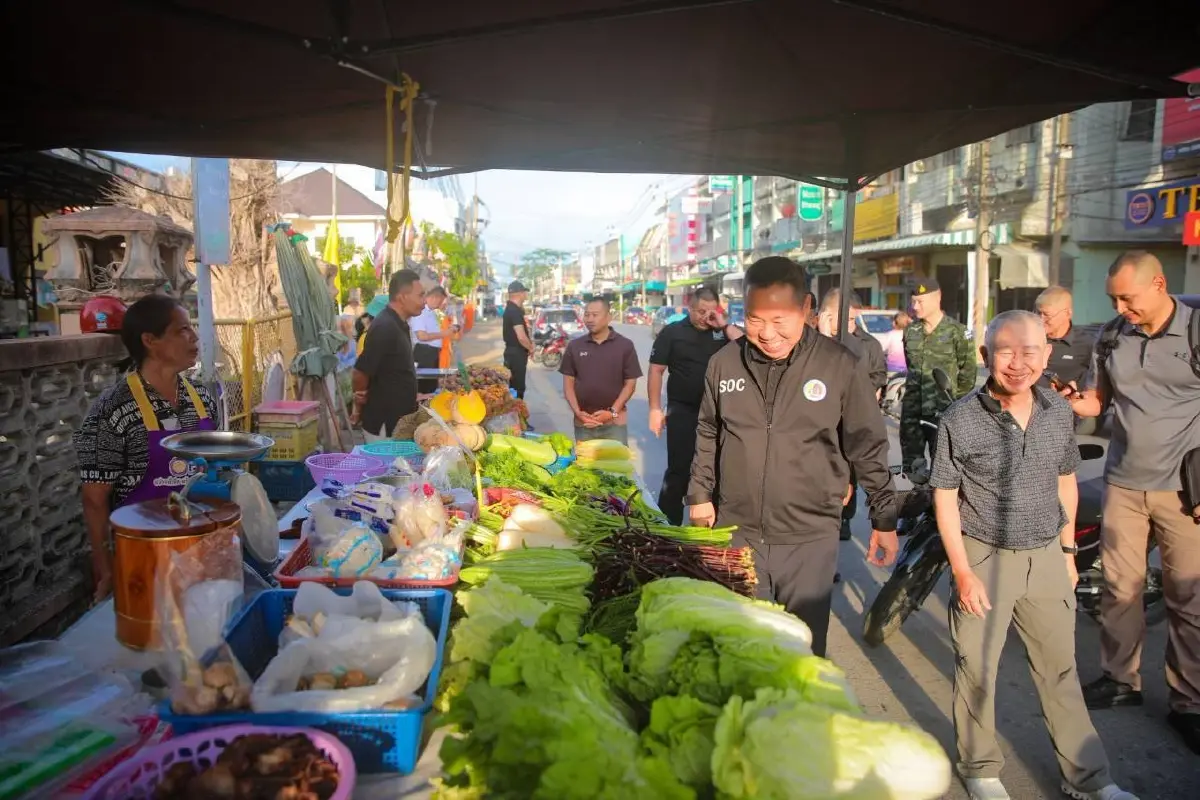 เสธ.ทบ. เดินตลาดเช้าปัตตานี ชู ‘ประชาชนอุ่นใจ’ ส่งกำลังใจพี่น้องชายแดนใต้