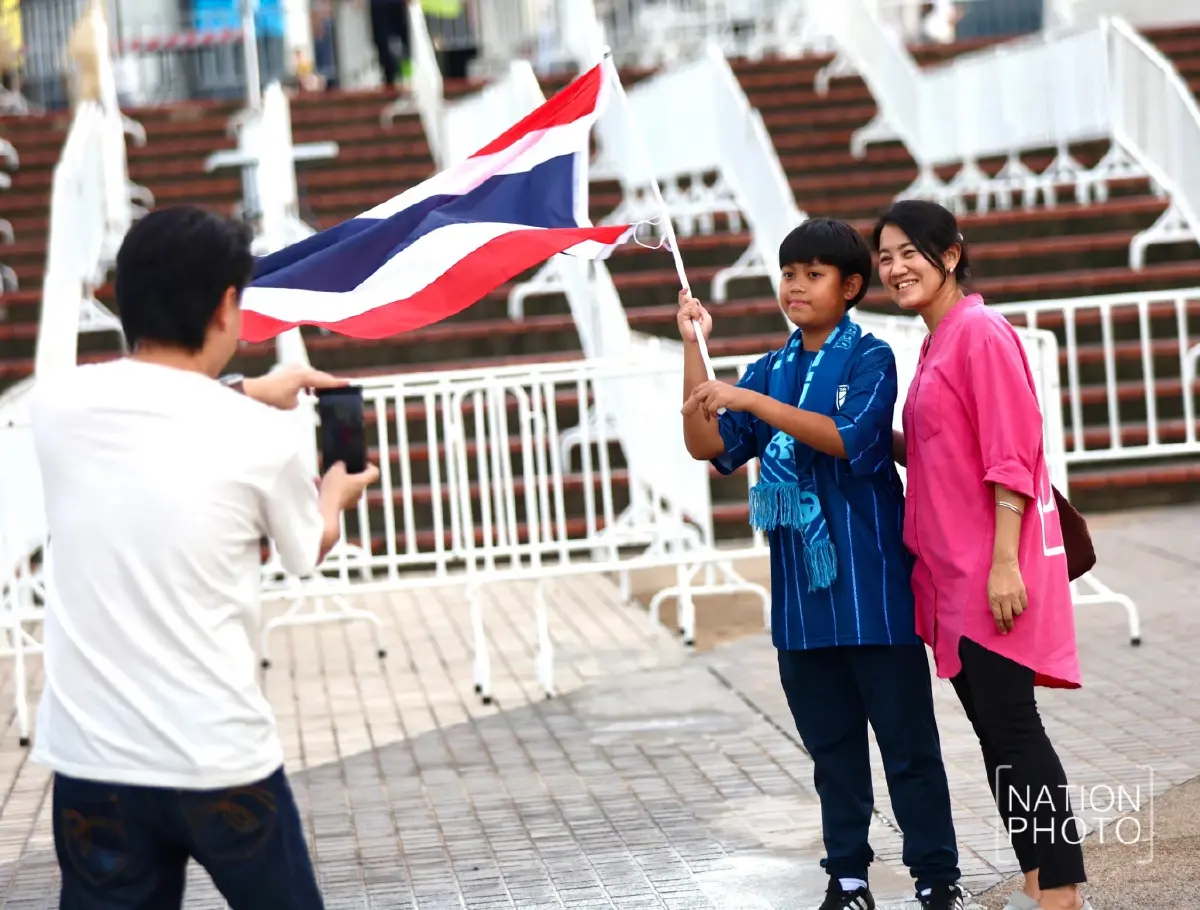 แฟนบอลทยอยเข้าสนามราชมังฯ ร่วมเชียร์ ทีมชาติไทย ดวล สิงคโปร์ ศึก ASEAN Cup 2026