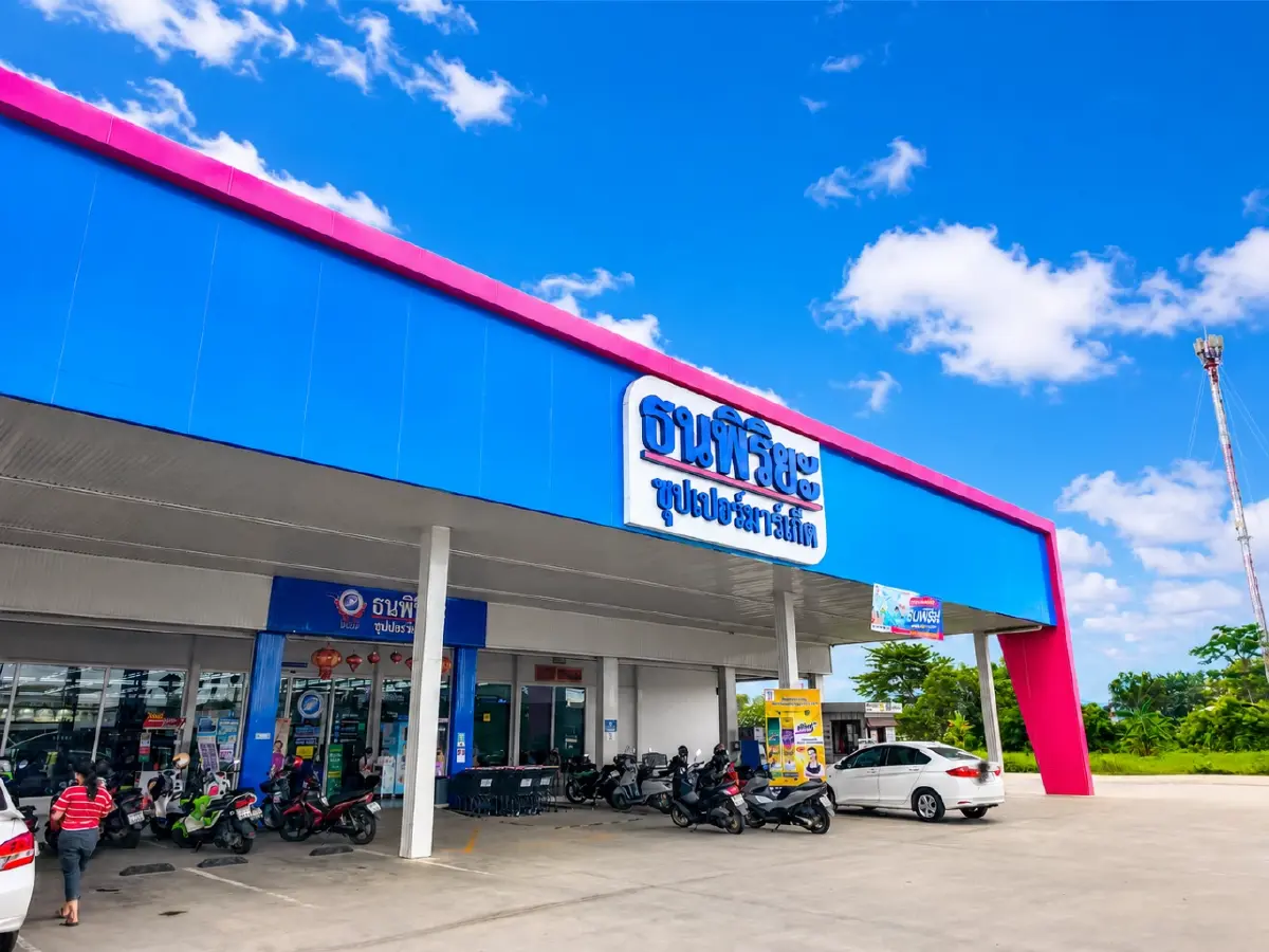 ‘ธนพิริยะ’ ห้างภูธร ที่ ‘ยักษ์ใหญ่’ โค่นไม่ลง ทายาทรุ่นที่ 3 ตั้งเป้า 3,500 ล้านบาท ผงาด 65 สาขา
