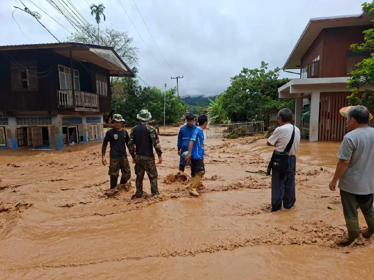อช.ดอยภูคา ตั้งศูนย์ช่วยผู้ประสบภัย 'ลานดูเดือน' หลังน้ำป่าทะลัก อ.ปัว ถนนขาด-ไฟดับ