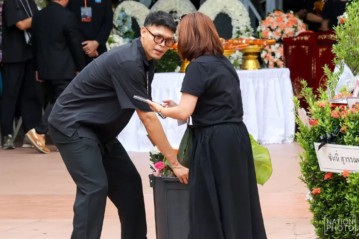 สุดเศร้า! พิธีฌาปนกิจ "เร แม๊คโดแนลด์" เพื่อนในวงการ-แฟนคลับร่วมอาลัยแน่นวัด