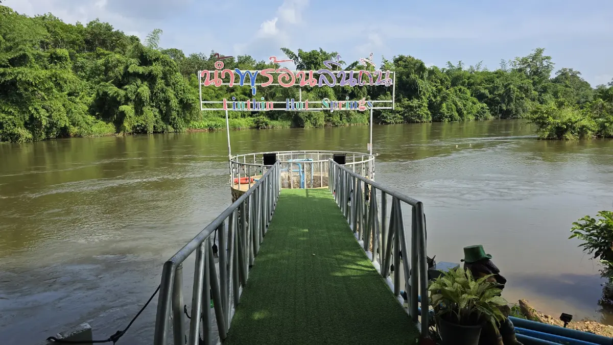 ชวนเที่ยวสวนสัตว์เปิด 'ซาฟารี ปาร์ค' ตะลุยแดนยีราฟ นั่งรถไฟจิ๋วข้ามแม่น้ำแคว กาญจนบุรี