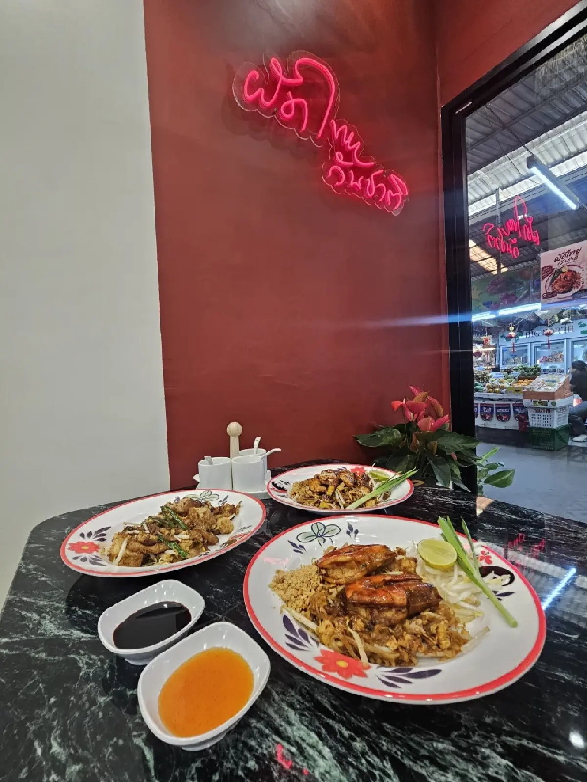 ‘ผัดไทยมันกุ้ง’  ที่ ‘ร้านผัดไทย วันชาติ’  ตลาดบองมาร์เช่  นุ่มอร่อย