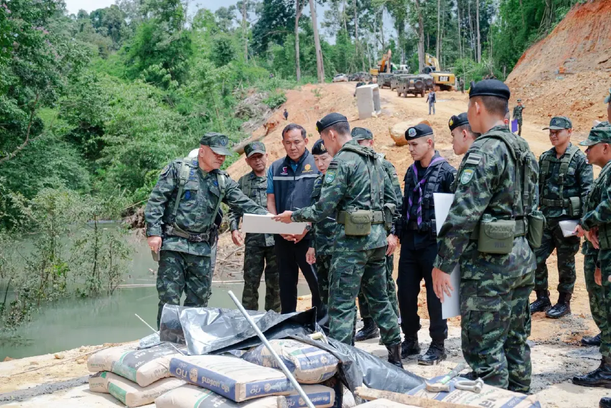 กองทัพภาค 2 เร่งซ่อมเส้นทางขาด หนุนภารกิจกำลังพล ชายแดนอุบลฯ