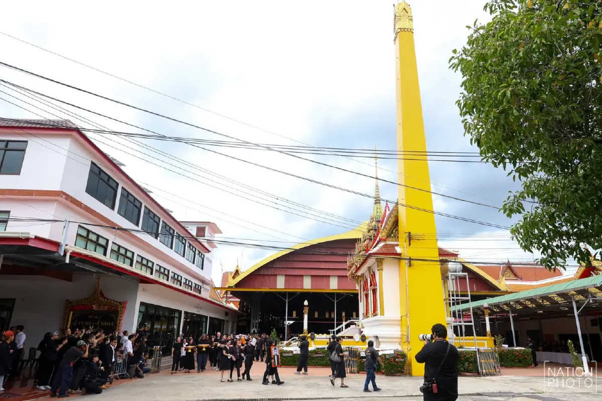 สุดเศร้า! พิธีฌาปนกิจ "เร แม๊คโดแนลด์" เพื่อนในวงการ-แฟนคลับร่วมอาลัยแน่นวัด