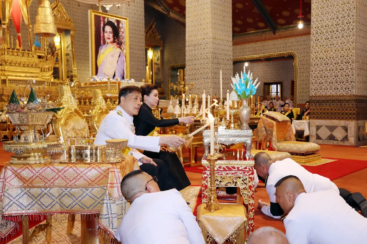 ในหลวง-พระราชินี เสด็จฯ ทรงบำเพ็ญพระราชกุศลทักษิณานุปทาน วันคล้ายวันพระราชสมภพ สมเด็จพระพันปีหลวง