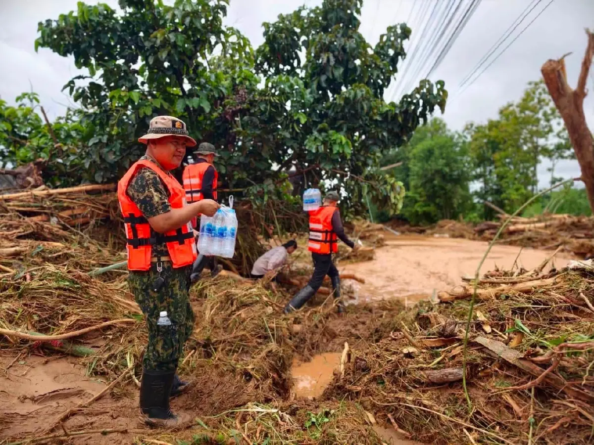 อัปเดต น้ำท่วมน่าน ศบภ.มทบ.38 ระดมกำลังพลเร่งช่วยผู้ประสบอุทกภัย อ.ปัว จ.น่าน