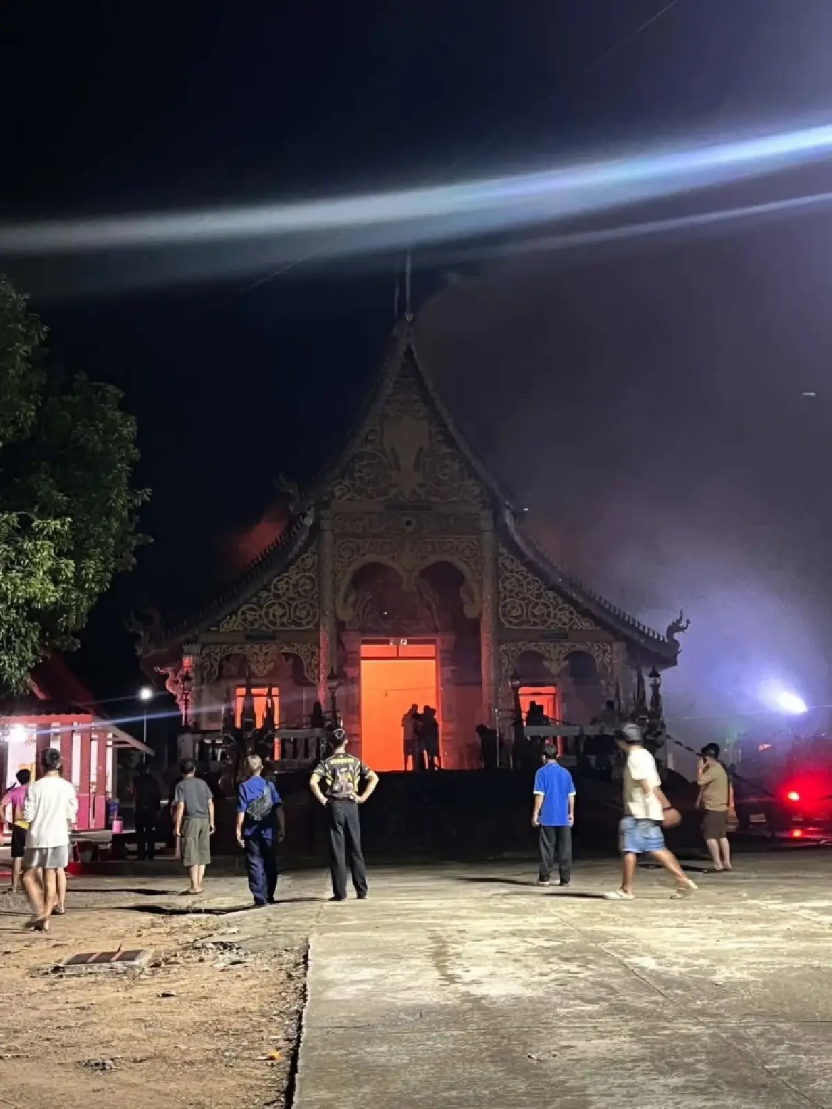 ไฟไหม้พระวิหาร 'วัดอุทกวารี' อ.ฝาง จ.เชียงใหม่ ระดมดับเพลิงวุ่น