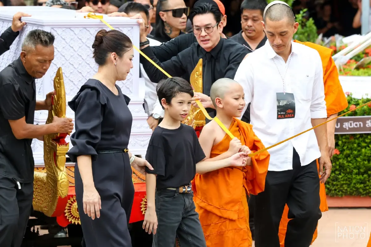 สุดเศร้า! พิธีฌาปนกิจ "เร แม๊คโดแนลด์" เพื่อนในวงการ-แฟนคลับร่วมอาลัยแน่นวัด