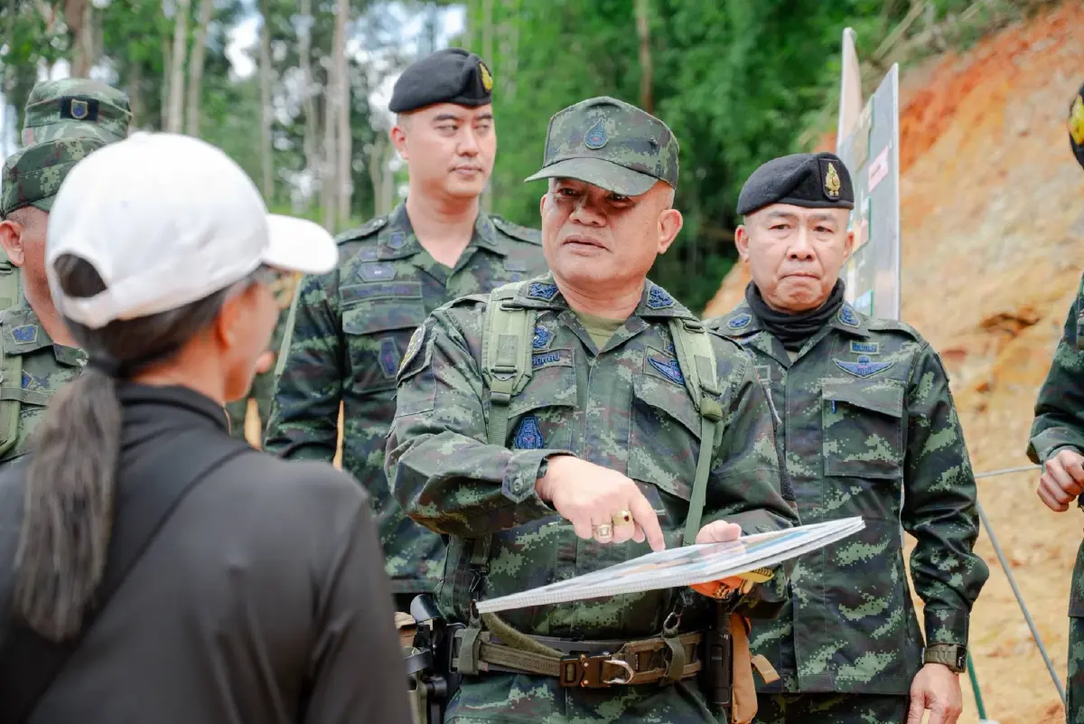 กองทัพภาค 2 เร่งซ่อมเส้นทางขาด หนุนภารกิจกำลังพล ชายแดนอุบลฯ