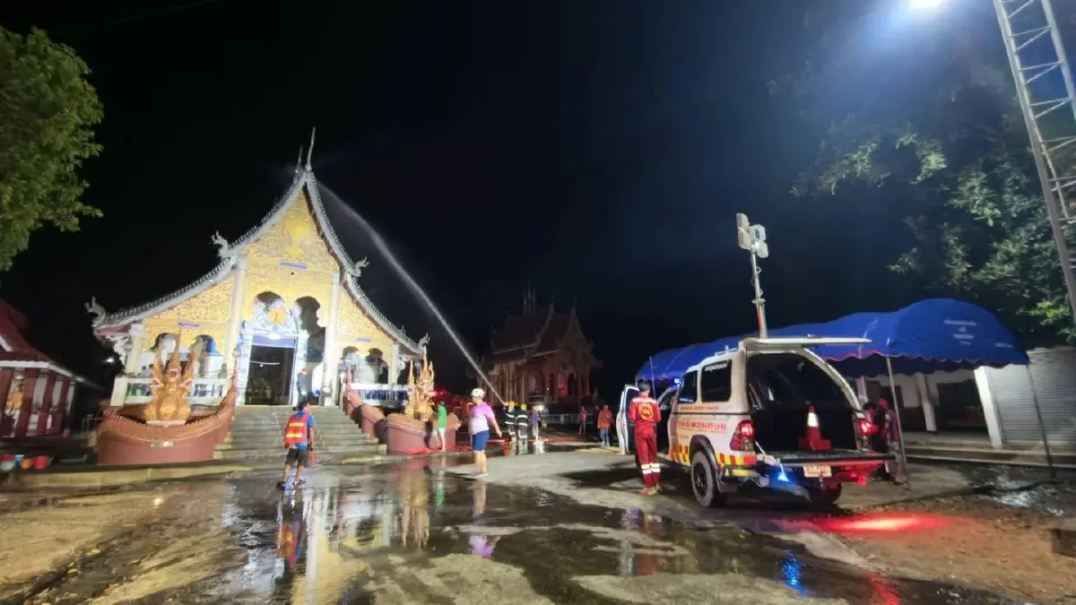 ไฟไหม้พระวิหาร 'วัดอุทกวารี' อ.ฝาง จ.เชียงใหม่ ระดมดับเพลิงวุ่น