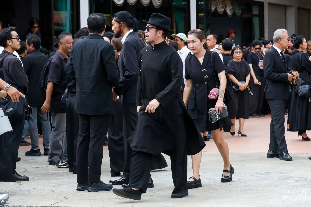 สุดเศร้า! พิธีฌาปนกิจ "เร แม๊คโดแนลด์" เพื่อนในวงการ-แฟนคลับร่วมอาลัยแน่นวัด