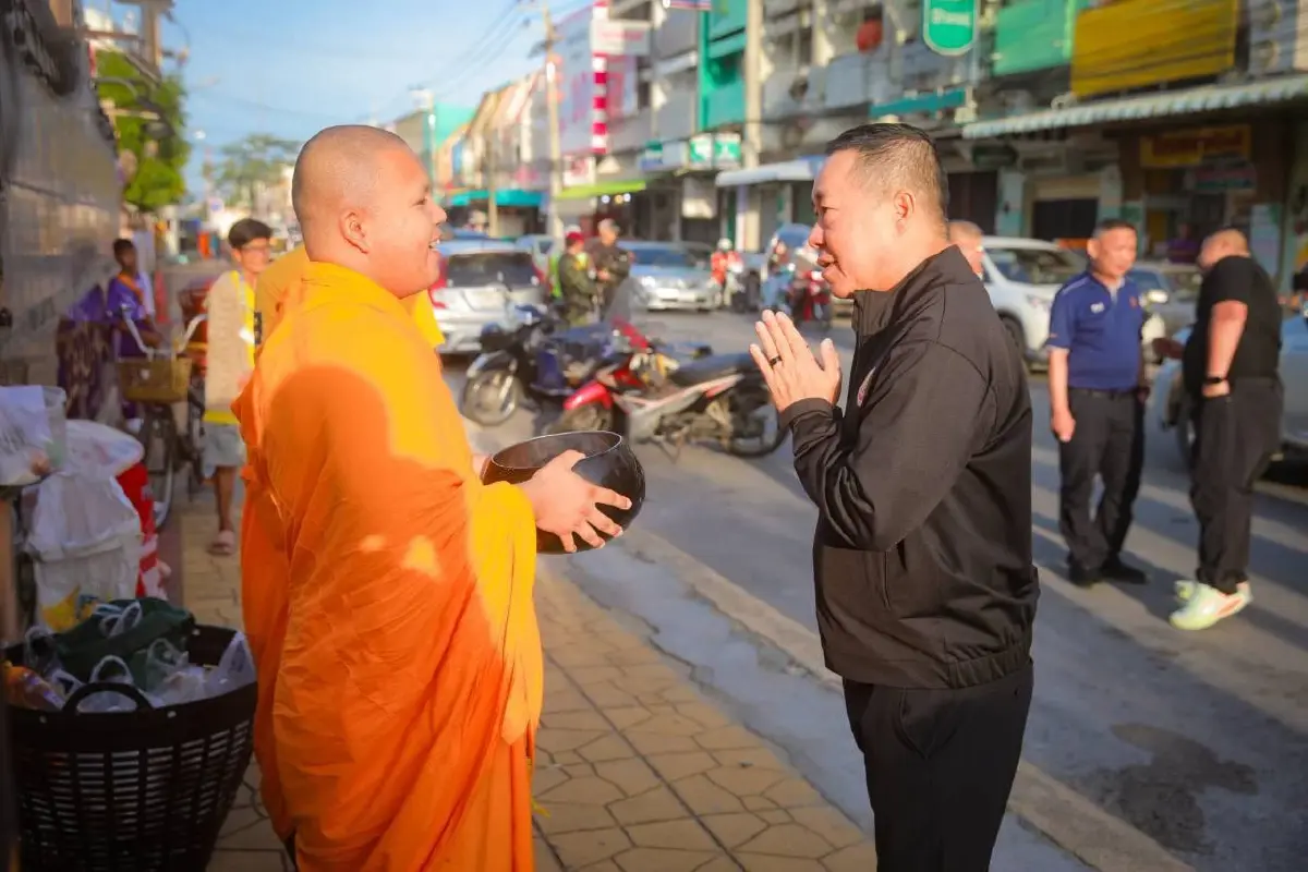 เสธ.ทบ. เดินตลาดเช้าปัตตานี ชู ‘ประชาชนอุ่นใจ’ ส่งกำลังใจพี่น้องชายแดนใต้
