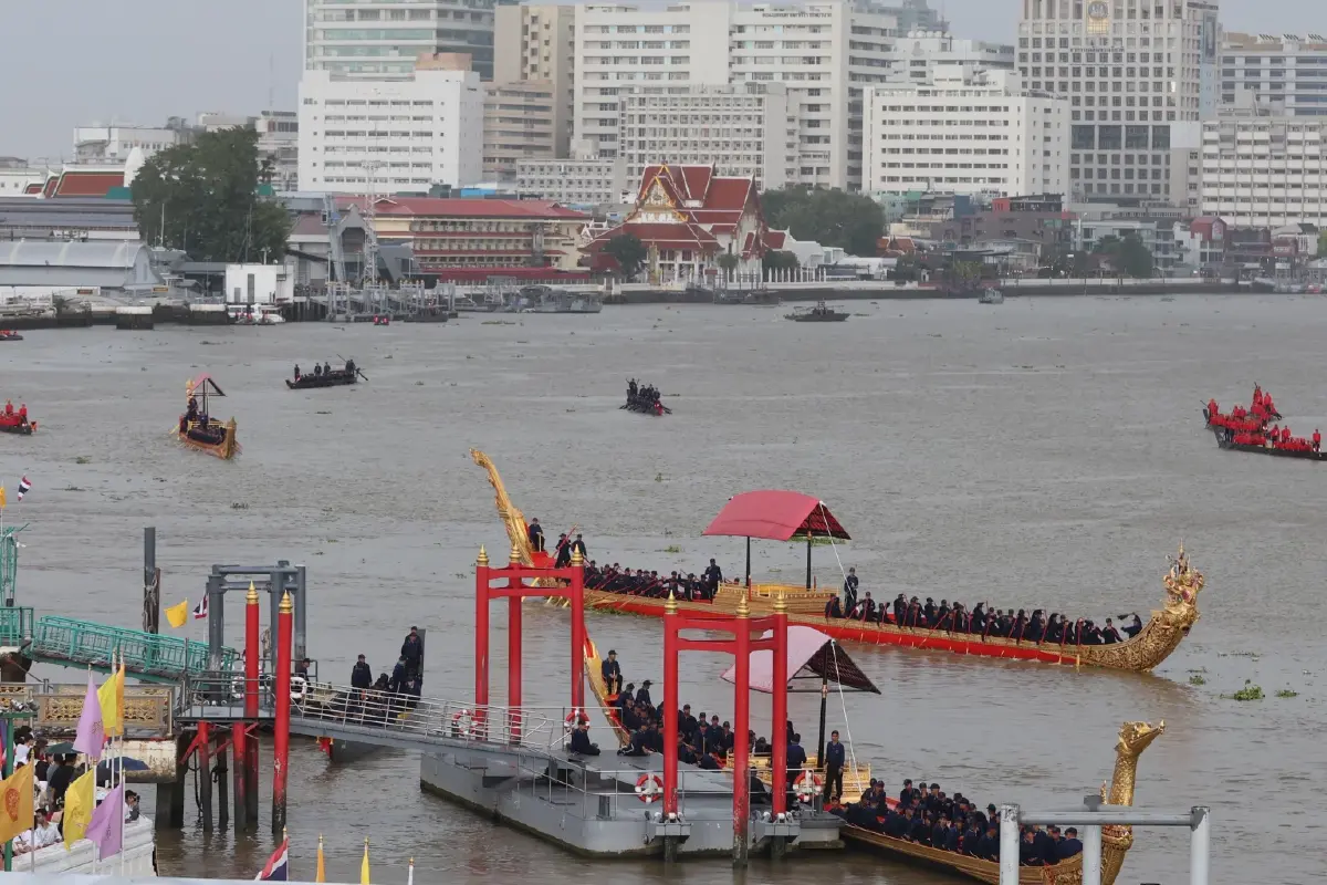 ประมวลภาพ ซ้อมย่อยวันแรก'ขบวนพยุหยาตราทางชลมารค' กำลังฝีพาย 2,200 นาย เรือ 52 ลำ