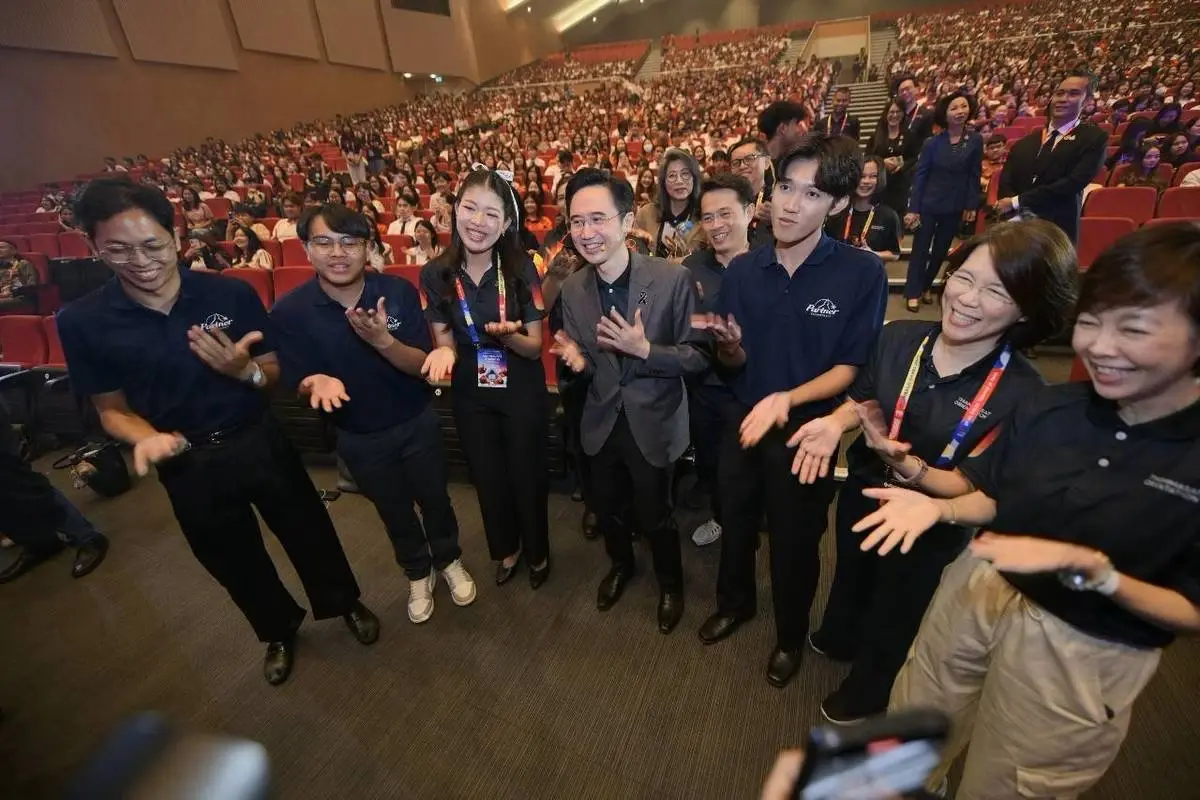 อ.เชน ปลุกพลังเฟรชชี่ มธ.  "ชีวิตนี้ต้องไม่สูญพันธุ์ ถ้าไม่เปลี่ยนโดนบดขยี้!"