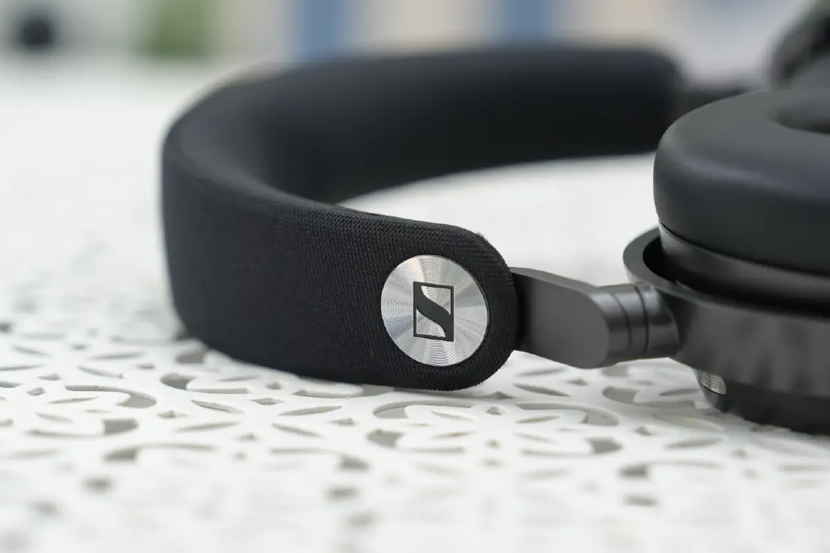 เสียงดี เปลี่ยนแบตได้! รีวิว 'Sennheiser MOMENTUM 5 Wireless' หูฟังเสียง Hi-Res แบตอึด 57 ชม. เปลี่ยนแบตได้เอง