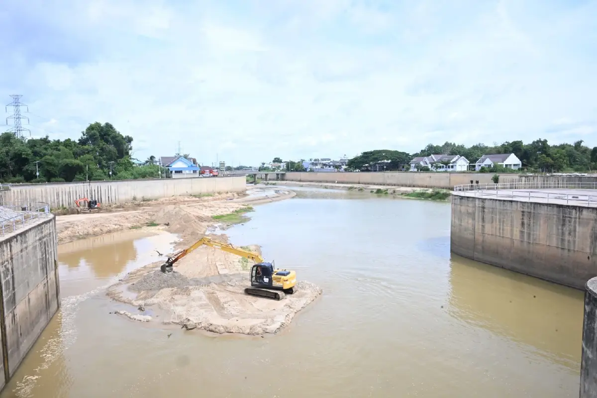 สุริยะ ตรวจหาดใหญ่  จ. สงขลา  'สั่งลุยซ่อมคลอง ร.1 รับมือฝนใต้'